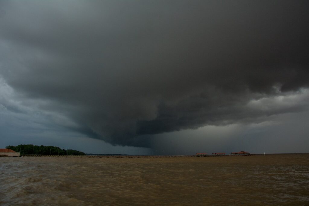 Inmet emite alerta de chuvas intensas e ventos fortes no Amapá