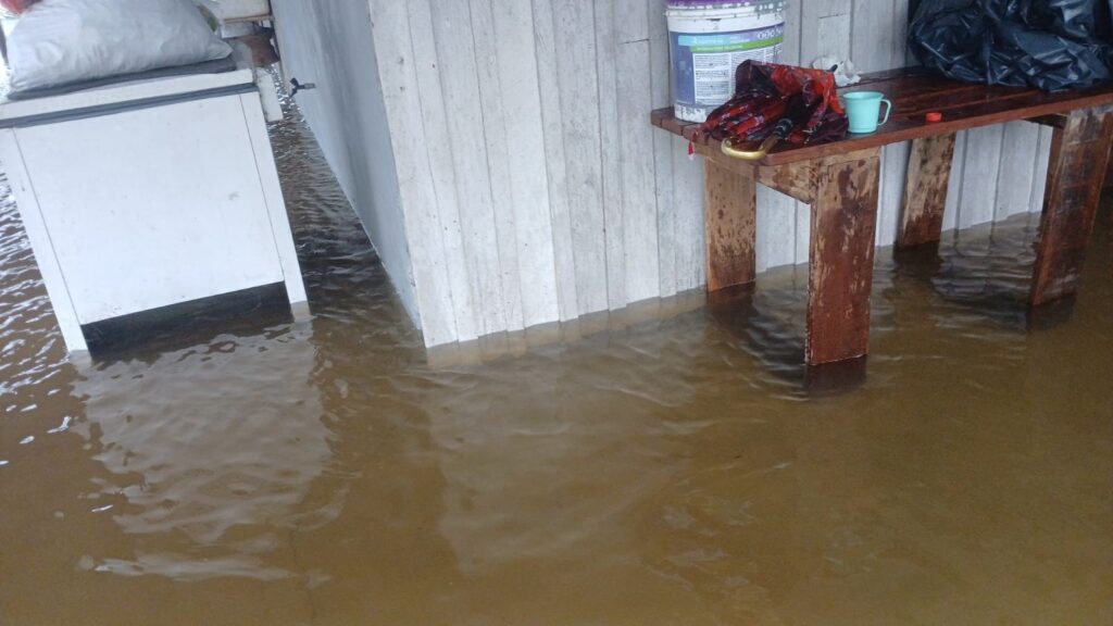Tartarugalzinho: Rio transborda após chuvas e causa alagamentos