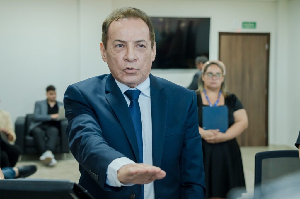 Carlos Lobato assume mandato como deputado estadual na Alap
