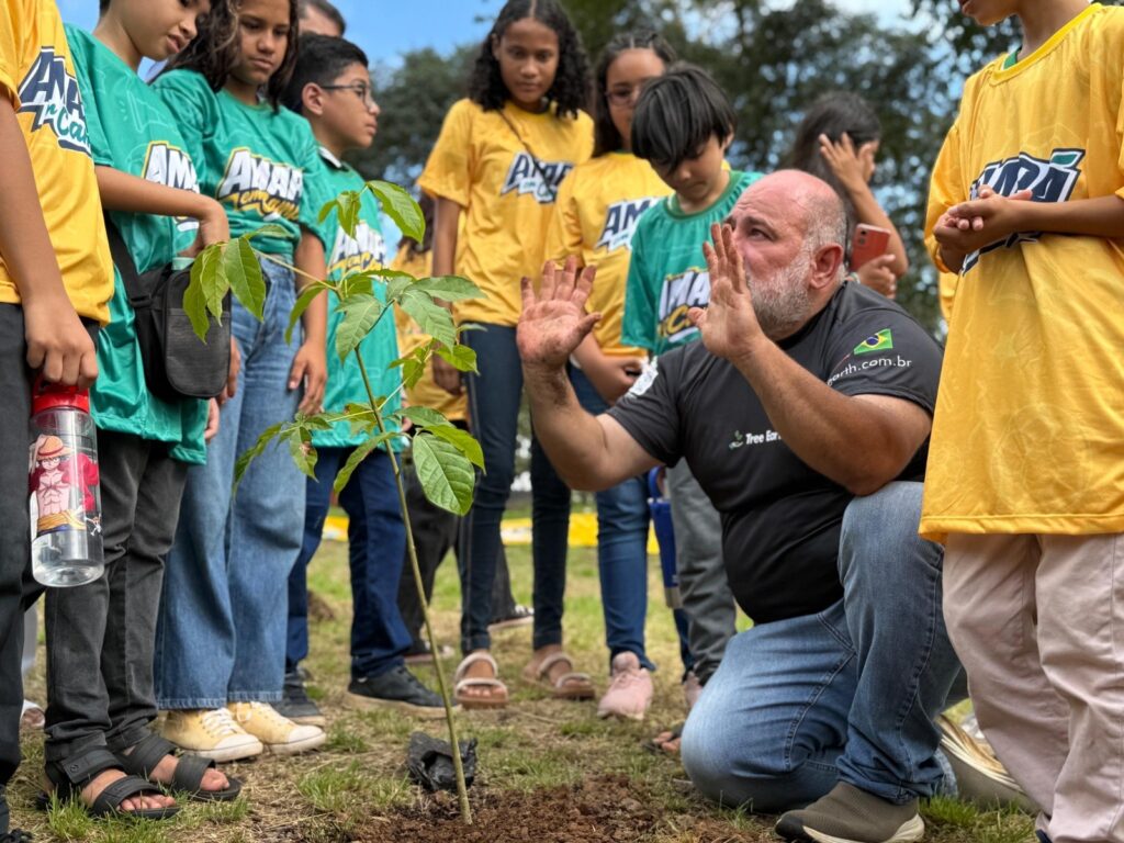 Estudantes plantam 100 mudas de árvores e transformam espaço em Macapá