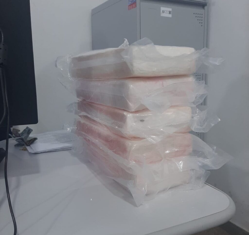 PM apreende cinco quilos de cocaína e madeira sem documentação no AP