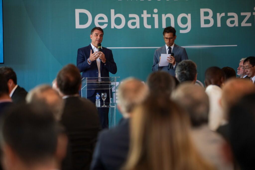 Flávio Bolsonaro ataca urnas eletrônicas em reunião com diplomatas