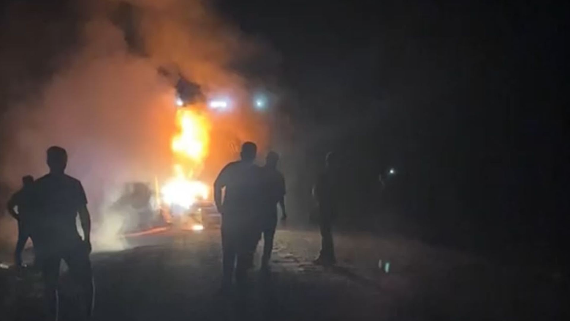 VÍDEO: ônibus pega fogo em estrada de acesso a Laranjal do Jari