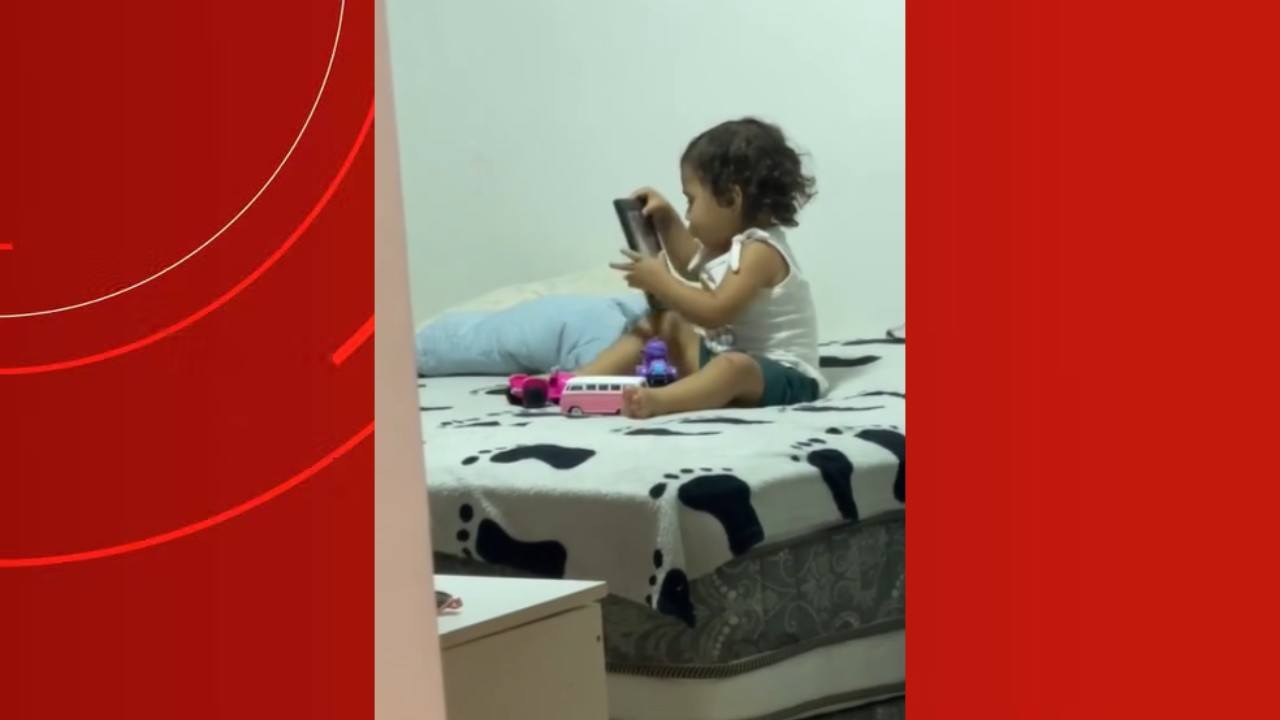 Vídeo mostra criança brincando com foto e brinquedos de irmã morta