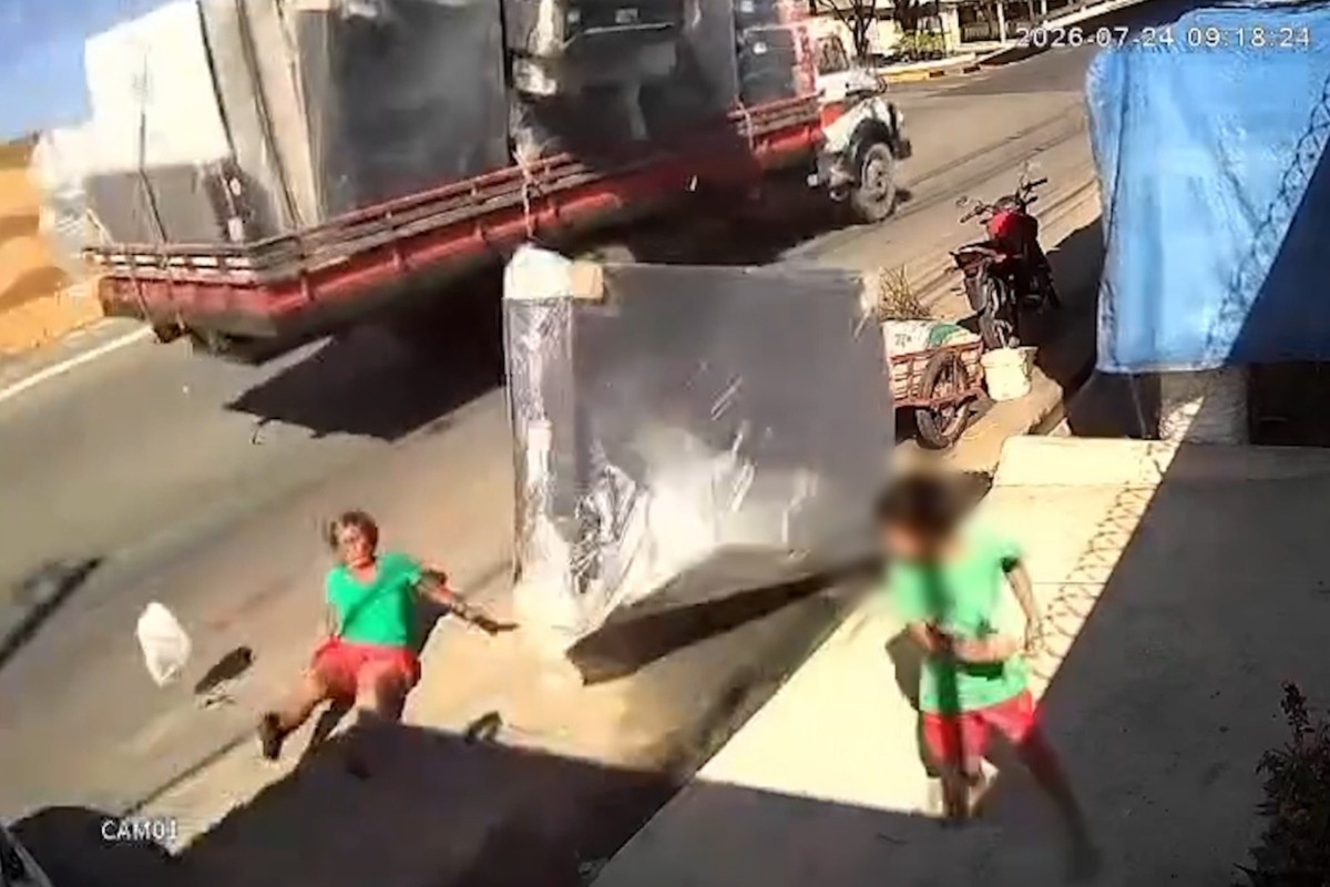 Colchão cai de caminhão, e atinge mulher em Parintins