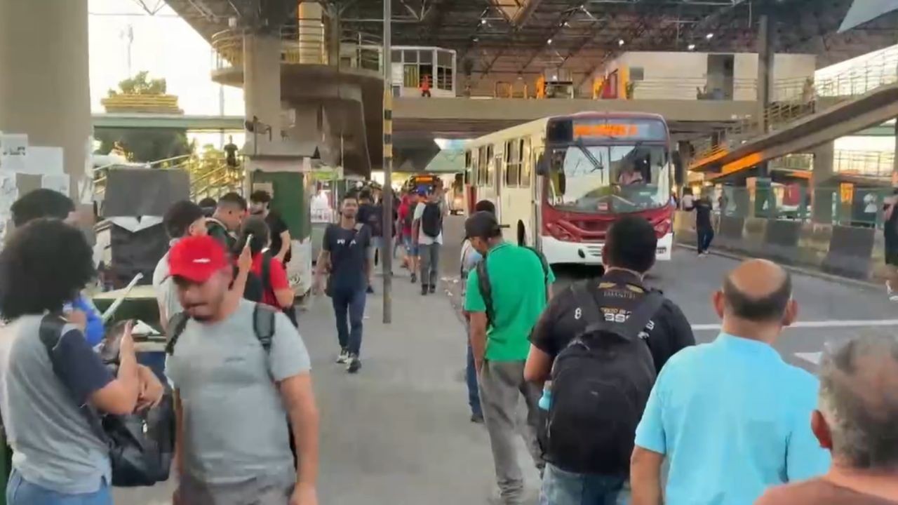 Ônibus reduzem operação para 50% fora do horário de pico após paralisação em Manaus, informa sindicato de empresas